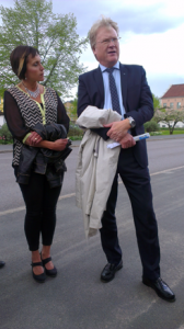 Camilla Rinaldo Miller, Kristdemokraterna Värnamo, lyssnar gärna när Lars Adaktusson lägger fram sin agenda för Bryssel. (Foto: Håkan Johansson)
