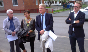 Lars Adaktusson fick lära sig mer om hur klimatförändringarna påverkar en liten översvämningshotad stad som Värnamo under sin snabbvisit. (Foto: Håkan Johansson)