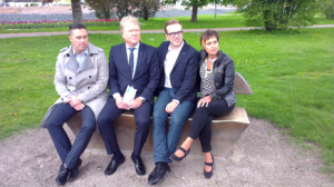 Väl i Åbroparken ville Lars Adaktusson (KD) naturligvis provsitta Turkens bänk. Presskontakt Martin Källstrand, riksdagsledamot Andreas Carlson och kommunstyrelseledamot Camilla Rinaldo Miller var heller inte sena att bänka sig. (Foto: Håkan Johansson)