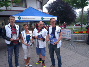 Karnevalsstämning i Värnamo med riksdagsledamot Andreas Carlson och KDU:s distriktsordförande Simon Tengberg. (Foto: Håkan Johansson)