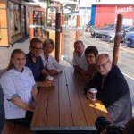 – Vi behöver fler, inte färre ungdomsjobb, sade Kristdemokraternas toppkvartett på Bredasten i Värnamo. Här tillsammans med företrädare för McDonalds och MAX.