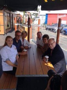 – Vi behöver fler, inte färre ungdomsjobb, sade Kristdemokraternas toppkvartett på Bredasten i Värnamo. Här tillsammans med företrädare för McDonalds och MAX.