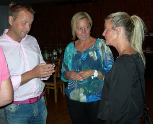 Patrik Ekwall, Camilla Rinaldo Miller och AnnSofie Björhag diskuterar strategiskt valarbete. (Foto: Håkan Johansson)