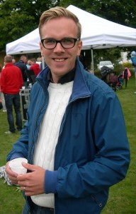 Andreas Carlson, riksdagsledamot och ordförande för Kristdemokraternas jönköpingsdistrikt hade inte många ensamma stunder under garden partyt. (Foto: Håkan Johansson)
