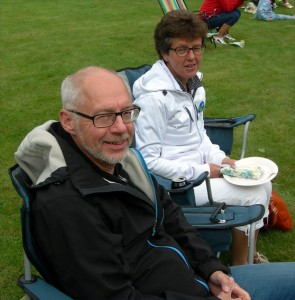 Göran Tranell och riksdagsledamoten Irene Oskarsson njuter av buffén. (Foto: Håkan Johansson)