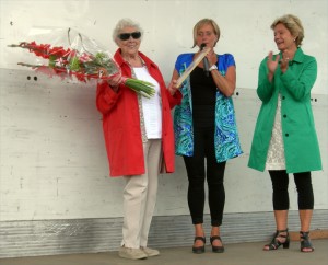 Barn- och äldreminister Maria Larsson delar ut utmärkelsen årets bredarydsbo till Kerstin Rybeck. (Foto: Håkan Johansson)