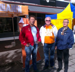 Håkan Johansson (KD) och Lars Carlborg (M) tillsammans med en besökare utanför Allianstältet på Värnamodagarna. (Foto: Christian Aldernäs Ehlin)