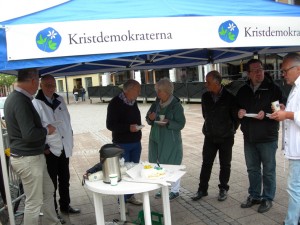Folk strömmade till hela tiden för att beundra valstugan och tårtan. (Foto: Håkan Johansson)