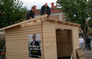 Per-Åke Eriksson och Egon Rubensson tar valarbetet till nya höjder. (Foto: Håkan Johansson)