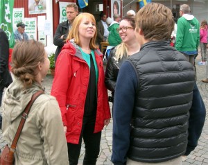 Annie Lööf (C) var också i Värnamo och hjälpte till vid centerns valstuga. (Foto: Håkan Johansson)