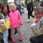 Göran Hägglund böjer sig gärna ner och samtalar med barnen en stund. (Foto: Håkan Johansson)
