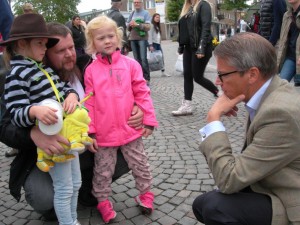 Göran Hägglund böjer sig gärna ner och samtalar med barnen en stund. (Foto: Håkan Johansson)
