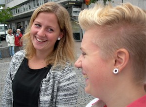 Musikerna i Duojazz, Julia Karlsson och Elin Kothe, fick en stunds vila under partiledartalet. (Foto: Håkan Johansson)