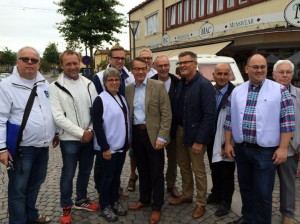 Värnamos kristdemokater samlade runt sin partiledare Göran Hägglund. (Foto: Josef Barkenbom)