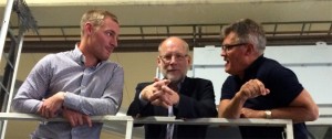 Civil-och bostadsminister Stefan Attefall i samspråk med Magnus Westlund från Arbetsförmedlingen och Stig Claesson, VD på Doxa plast. (Foto: Stina Sinclair)