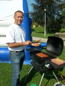 Patrik Ekwall skötte grillen. (Foto: Håkan Johansson)