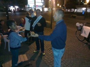 Patrik Ekwall stod för grillningen när Kristdemokraterna öppnade valstugan för natthäng. (Foto: Håkan Johansson)
