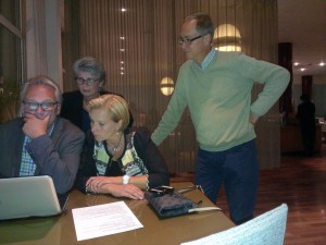 Arnold Carlzon, Monica Johnsson, Camilla Rinaldo Miller och Thomas Johnsson fördjupar sig i valstatistiken som växer fram. (Foto: Håkan Johansson)