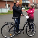 Monica Johnsson lämnar över cykelnyckeln till vinnaren Morgan Anderberg, Rydaholm. (Foto: Camilla Rinaldo Miller)