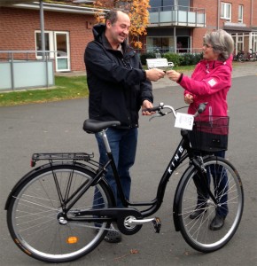 Monica Johnsson lämnar över cykelnyckeln till vinnaren Morgan Anderberg, Rydaholm. (Foto: Camilla Rinaldo Miller)