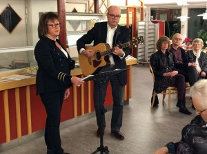 Peter och Anette underhåller i starten av Kristdemokraternas höstfest! Stefan Gustafsson väntar i bakgrunden på sin tur... (Foto: Arnold Carlzon)