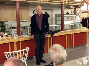 Kommunstyrelsens ordförande Stefan Gustafsson från Stockaryd, berättar om Kristdemokraternas framgångar i Sävsjö! (Foto: Arnold Carlzon)