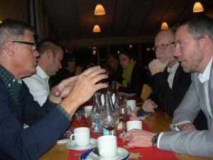Stig Claesson, Patrik Ekwall och Stefan Attefall i livligt samtal. (Foto: Håkan Johansson)