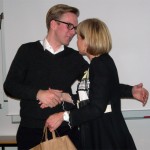 Värnamoavdelningens ordförande Camilla Rinaldo Miller tackar gästtalaren Andreas Carlson med en påse reskost. (Foto: Håkan Johansson)