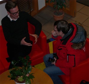 Som en av de hetaste kandidaterna att efterträda Göran Hägglund som partiledare är Andreas Carlson självklart påpassad av pressen. (Foto: Håkan Johansson)