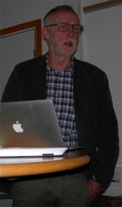 Gunnar Crona redovisar ekonomin. (Foto: Håkan Johansson)