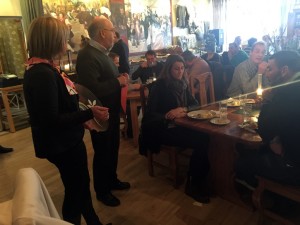 Camilla Rinaldo Miller och Christer Fjordevik delade ut Kristdemokraternas Vitsippspris på Bredaryds värdshus. (Foto: Arnold Carlzon)