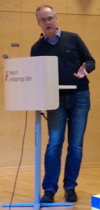 Distriktsordförande Andreas Carlson, Mullsjö, inleder vårstämman för "det största och mäktigaste distriktet i Kristdemokraterna" - Jönköping. (Foto: Håkan Johansson)
