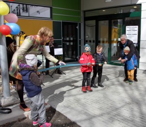 Naturligtvis var det barn som klippte bandet och därmed invigde familjecentralen i Värnamo. (Foto: Arnold Carlzon)