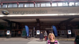 Delegationsledare Camilla Rinaldo Miller framför stora Folkets hus i Stockholm där hon snart ska föra jönköpingsdistriktets talan på Kristdemokraternas extra Riksting. (Foto: Håkan Johansson)