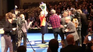 Ebba Busch Thor,‬ nyvald partiordförande för Kristdemokraterna, tar emot partikamraternas jubel och stående ovationer. (Foto: Håkan Johansson)