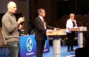 Avgående partiordförande Göran Hägglund förklarar extra ‪riksting 2015 för öppnat och valberedningens ordförande Chatrine Pålsson Ahlgren gör sig redo, (Foto: Håkan Johansson)