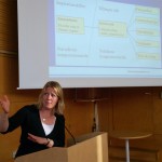 Distriktsombudsman Stina Sinclair presenterar kristdemokratins grunder med mycket engagemang och emfas. (Foto: Håkan Johansson)