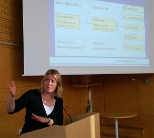 Distriktsombudsman Stina Sinclair presenterar kristdemokratins grunder med mycket engagemang och emfas. (Foto: Håkan Johansson)