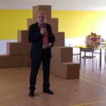 Förre bostadsministern Stefan Attefall (KD) på plats på Vandalorum i Värnamo för att inviga utställningen om byggnadstypen som bär hans namn. (Foto: Håkan Johansson)