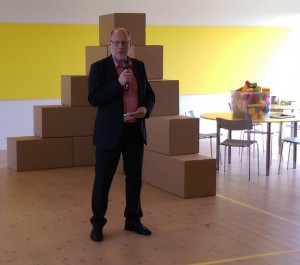 Förre bostadsministern Stefan Attefall (KD) på plats på Vandalorum i Värnamo för att inviga utställningen om byggnadstypen som bär hans namn. (Foto: Håkan Johansson)
