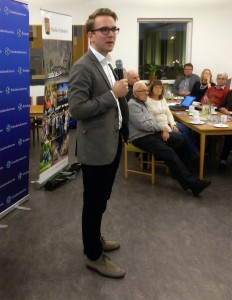 I sitt inledningstal betonade partidistriktsordförande Andreas Carlson, Mullsjö, att Kristdemokraterna måste fortsätta följa sin linje med både hjärta och hjärna i flyktingpolitiken. (Foto: Håkan Johansson)