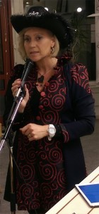 På Kristdemokraternas höstfest beskrev Camilla Rinaldo Miller sin vision för Värnamo år 2035 - en kommun som präglas av Hållbarhet, Attraktivitet, Tillväxt och Trygghet. För att alla ska komma ihåg det tog hon på sig en HATT. (Foto: Håkan Johansson)