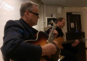 AJT levererar gitarrjazz av yppersta klass när Kristdemokraterna Värnamo håller årsmöte på Gummifabriken. (Foto: Håkan Johansson)