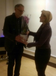 Gunnar Crona överlämnar en blomma till Camilla Rinaldo Miller för hennes tid som ordförande för Kristdemokraeterna Värnamo. (Foto: Håkan Johansson)
