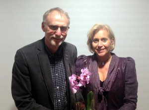 Gunnar Crona tackar Camilla Rinaldo Miller för hennes treåriga ordförandeskap för Kristdemokraterna Värnamo. (Foto: Håkan Johansson)