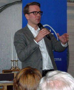 Riksdagsledamot Andreas Carlson berättade om arbetet i Riksdagen. Det har handlat mycket om utmaningarna i flyktingmottagandet och integrationen. (Foto: Håkan Johansson)