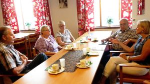 Några av deltagarna vid Kristdemokraternas samtalskväll i Bredaryd. (Foto: Gunnar Crona)