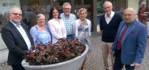 Kristdemokraterna Håkan Johansson, Lena Freij, Xhilda Bushati, Arnold Carlzon, Camilla Rinaldo Miller, Gunnar Crona och Christer Fjordevik samlade inför bidgetdebatten i Värnamo Kommunfullmäktige. (Foto: Håkan Andersson)