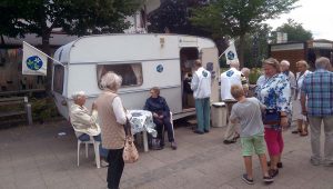 Det var full fart redan från början utanför Kristdemokraternas våffelvagn på Slåttalördag marknad i Värnamo. (Foto: Håkan Johansson)