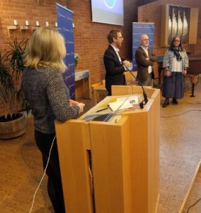 Stina Sinclair leder panelsamtal på Kristdemokraternas höstkonvent i Habo. Jakob Forssmed, Hans Jarstig och Mia Frisk ger konkreta exempel på hur man kan leverera tydligt kristdemokratisk politik grundad i principprogrammet på riks-, region-och kommunnivå. (Foto: Håkan Johansson)